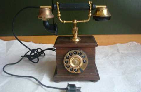 Bari, nell'ex Palazzo delle Poste in mostra i telefoni di una volta
